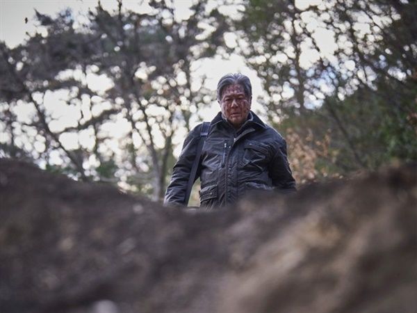 얼굴에 경문을 쓰고 파묘하러 가는 상덕(최민식 분)