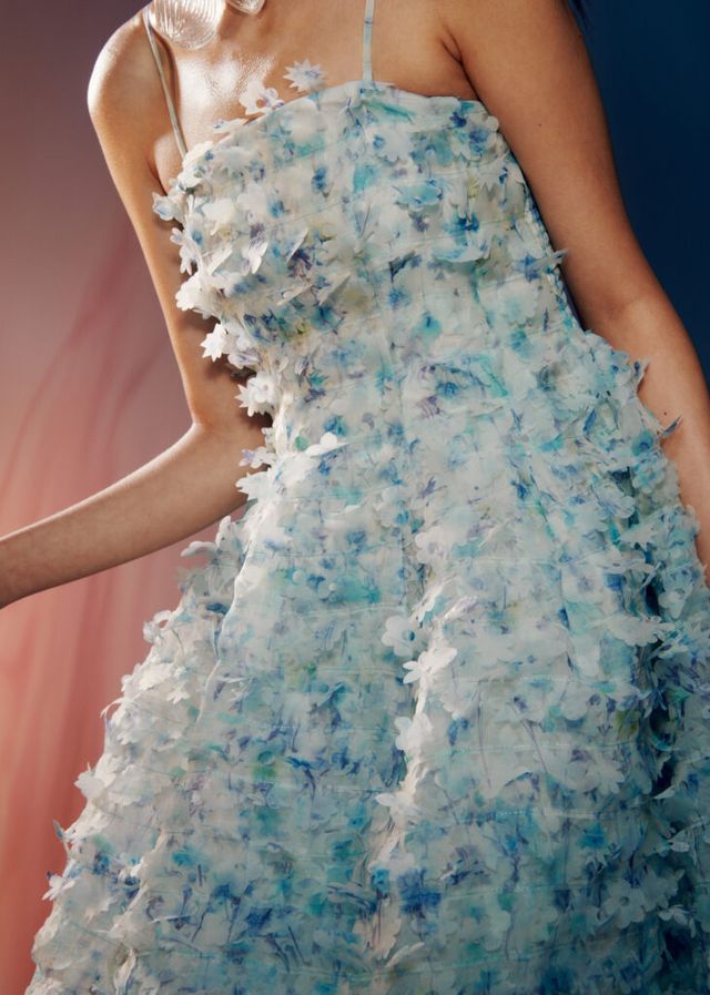 수잔의 어머니가 그린 꽃 그림을 바탕으로 한 플로럴 프린트 위에 레이저 커팅한 꽃잎이 떠있는 듯한 효과를 연출한 트레저 드레스
