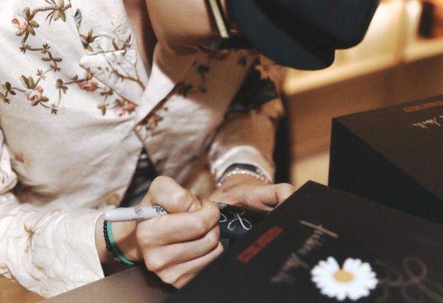 에디션 드 퍼퓸 프레데릭 말의 뮤스크 라바줴 스페셜 에디션에 사인하는 지드래곤 