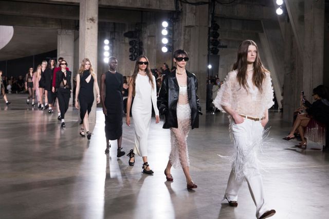 테이트 모던에서 펼쳐진 구찌 2025 크루즈 컬렉션.