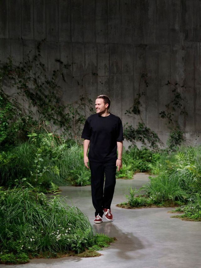 구찌 2025 크루즈 컬렉션에서 인사하는 크리에이티브 디렉터 사바토 데 사르노.