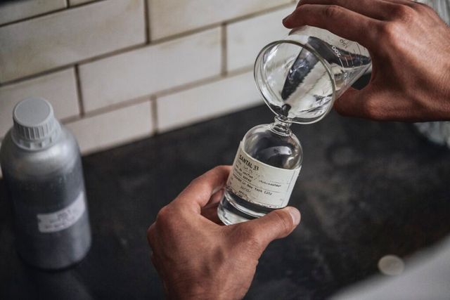 르 라보 공병에 향수를 다시 채워 넣는 모습