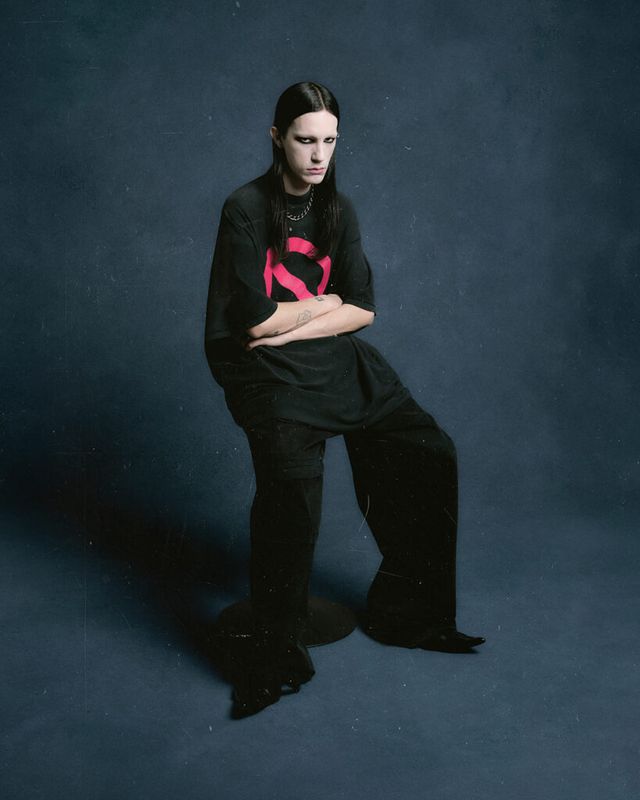 발렌시아가 뮤직 | BFRND 시리즈 티셔츠를 입은 BFRND