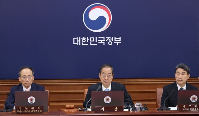 국무회의에 참석한 (사진 오른쪽)이주호 교육부장관 (사진=연합뉴스)