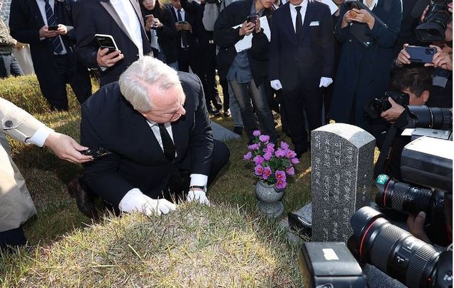 5·18 참배중인 인요한 혁신위원장 (사진=연합뉴스)