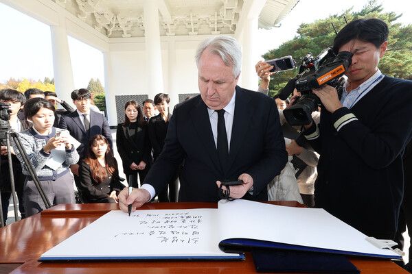 현충원 방명록 작성하는 인요한 위원장 (사진=연합뉴스)