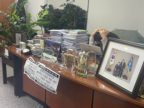 이종성 의원실을 점거하고 있는 한자협 (사진=이종성 국회의원실 제공)