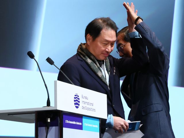 부산엑스 유치 위한 하이파이브 (사진-연합뉴스)