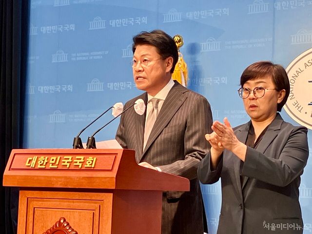 장제원 의원이 국회 소통관에서 기자회견 하고있다. (사진=양혜나 기자)