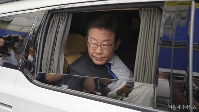 기자회견 후 차량에 탑승한 이재명 (사진=이명호 기자)