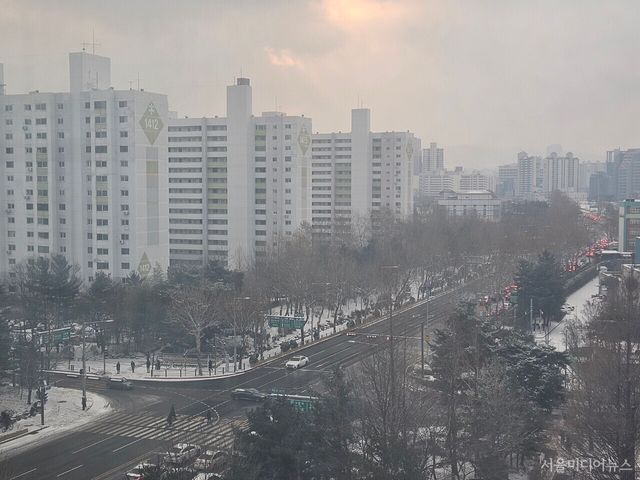 서울 목동에서 구로 방면으로 꽁꽁 얼어붙은 빙판 도로 위 혼잡한 출근길(사진=김현우 기자)