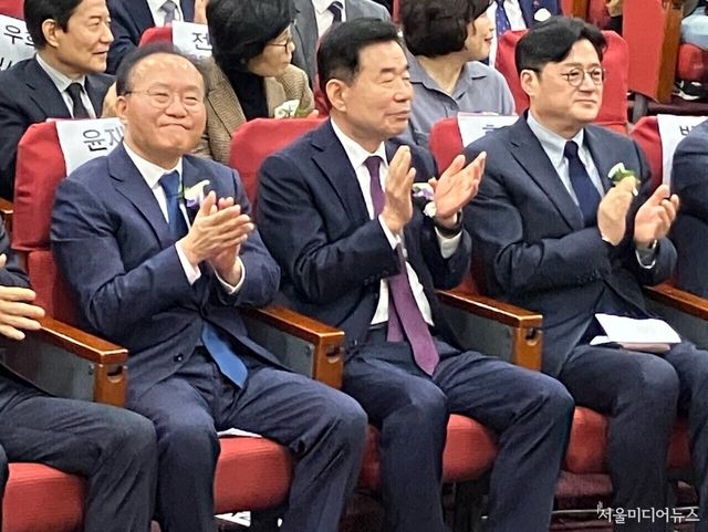 양당 원내대표와 국회의장이 6일 행사에 참석해 박수치고 있다. 왼쪽에서부터 국민의힘 윤재옥 원내대표, 김진표 국회의장, 더불어민주당 홍익표 원내대표 (사진=양혜나 기자)