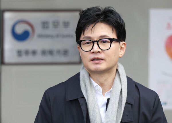 한동훈 법무부 장관이 11월 17일 대구 수성구 스마일센터 앞에서 취재진의 질문에 답하고 있다. (사진=연합뉴스)