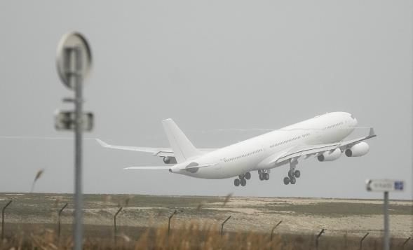 인도인 303명을 태운 전세기가 인신매매 의혹으로 프랑스에서 나흘 간 지연된 후 인도를 향해 떠났다 (사진=연합뉴스)