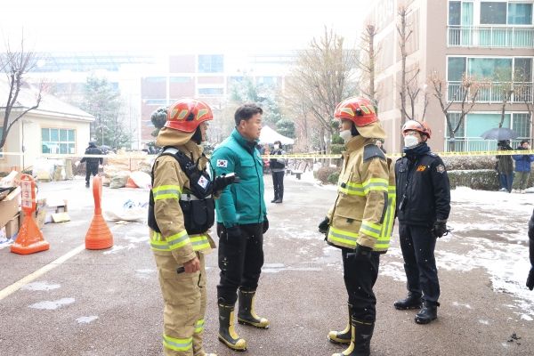 도봉구(구청장 오언석)는 지난 25일 방학동 한 아파트에서 발생한 화재 진압 및 추가 대응에 총력을 기울이고 있다 (사진=도봉구청)