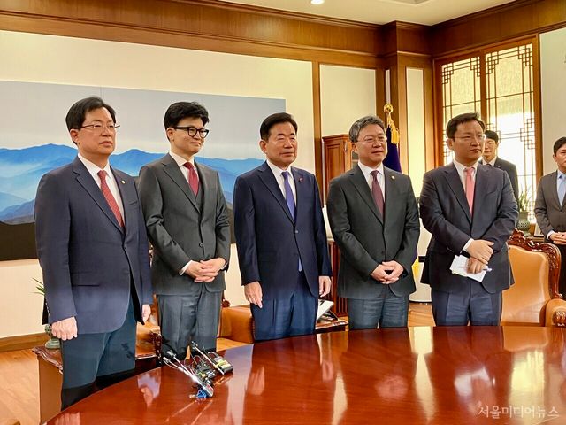 왼쪽에서부터 국민의힘 이만희 사무총장, 한동훈 비상대책위원장, 김진표 국회의장, 박정하 수석대변인, 김형동&nbsp;비상대책위원장 비서실장 (사진=양혜나 기자)