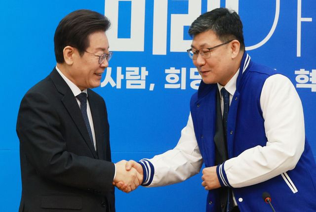 이재명과 악수하는 김남근 (사진=연합뉴스)