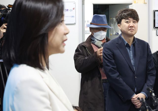 허은아 전 의원을 지켜보는 이준석 전 대표 (사진=연합뉴스)