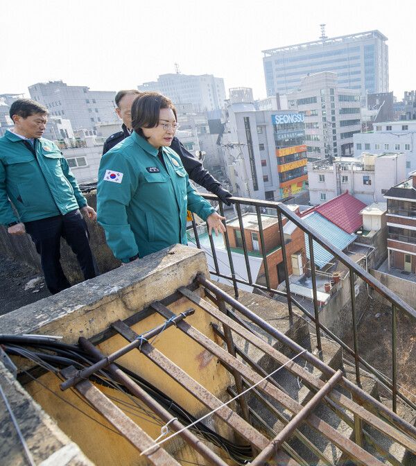 서울 용산구(구청장 박희영)가 지난 29일 화재취약 노후공동주택을 찾아 합동점검을 실시했다(사진=용산구청)