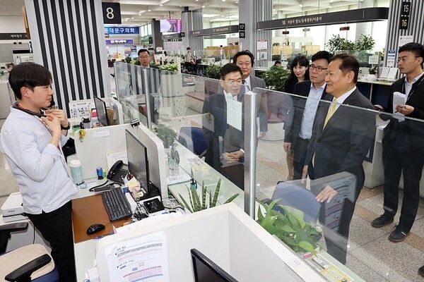 민원 담당 공무원에 대한 기관의 보호조치가 전년 대비 향상되고 있는 것으로 나타났다