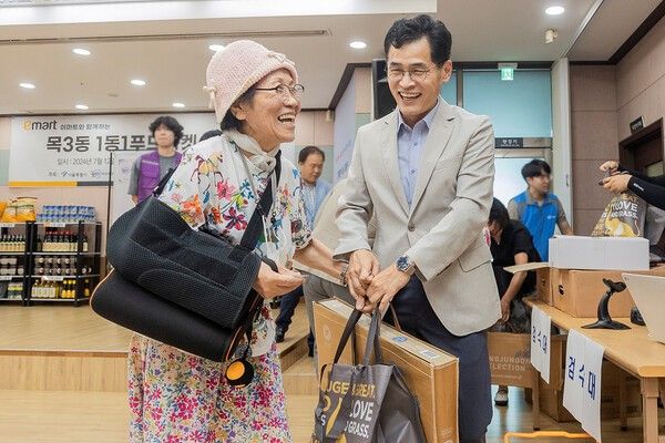 양천구(구청장 이기재)는 식품 및 생활용품 기부 나눔을 통해 지역 내 사회안전망 역할을 수행하고 있는 ‘양천구 푸드뱅크·마켓센터’가 ‘2024년 서울시 푸드뱅크마켓 종합평가’에서 1위로 선정됐다 ⓒ양천구청