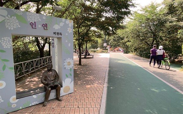 서초구(구청장 전성수)가 서초의 산책길 브랜드인 ‘서초행복길(이하 서행길)’을 주민들이 더 즐겁게 이용할 수 있도록 숲길, 물길, 흙길, 무장애길 중심의 5개의 순환형 코스로 재정비했다고 29일 밝혔다 ⓒ서초구청