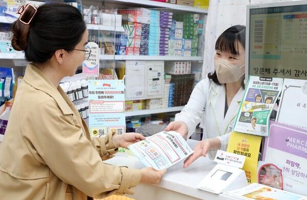 강남구(구청장 조성명)가 강남구약사회와 손잡고 복지사각지대 발굴을 위한 조제약 봉투 3만부를 제작해, 지난 29일 약사회 소속 23개 약국에 배부했다 ⓒ강남구청