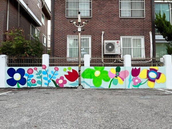 강남구(구청장 조성명)가 공영주차장 2곳(논현로32길 15, 도곡로 421)에 성인 발달장애인 미술팀 ‘그리아미’의 벽화 작품을 선보인다ⓒ 강남구청