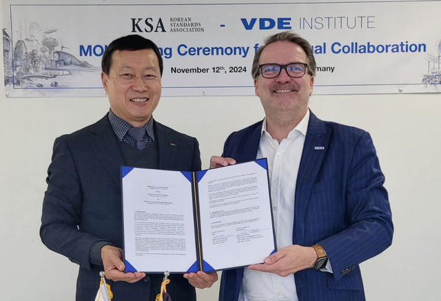 한국표준협회(회장 강명수)는 독일 오펜바흐에서 독일 전기전자정보기술자협회(VDE)와 사이버 보안 및 AI 등 신기술 분야 EU 규정 준수가 요구되는 분야에서 상호 협력 강화를 위한 업무협약을 체결했다고 밝혔다 ⓒ한국표준협회