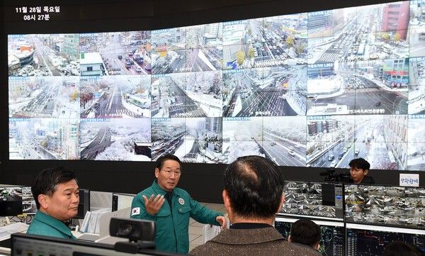 인천시(시장 유정복)가 대설특보 속에서 제설 현장을 방문해 대응 체계를 점검하며 재난 대비 태세를 강화했다 ⓒ인천시청