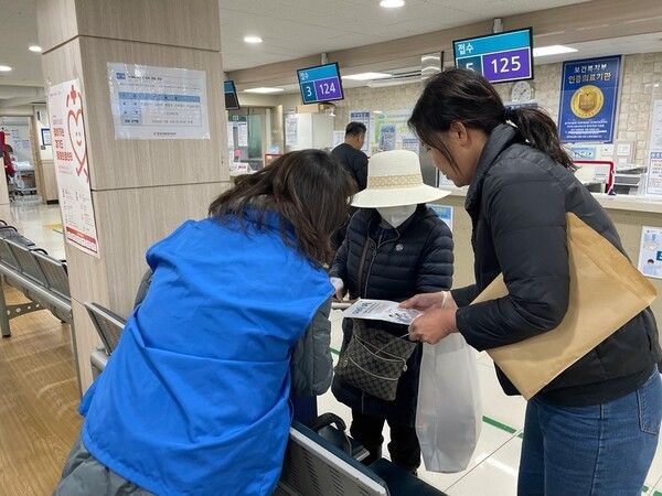 의정부시 의정부2동주민센터(동장 조교묵)는 지난 6일 의정부2동 지역사회보장협의체(위원장 지명준)와 함께 동절기 위기이웃 집중 발굴을 위한 ‘한 스푼 더 나눔 운동(캠페인)’을 실시했다 ⓒ의정부시