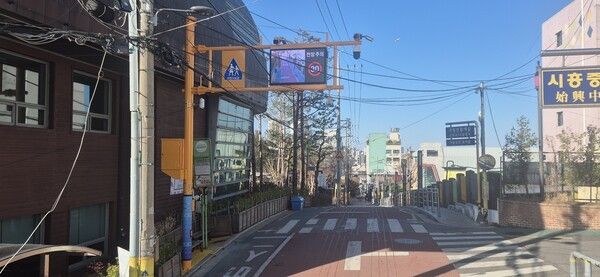 금천구(구청장 유성훈)는 최근 관내 초등학교 주변 8개소에 ‘통합안전 지능형 기둥(스마트폴)’ 구축을 완료했다고 17일 밝혔다ⓒ 금천구청