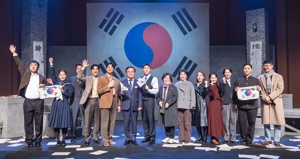 강서구(구청장 진교훈)는 13일 강서구민회관에서 진교훈 구청장을 비롯 김윤수 광복회강서지회장, 김용백 강서보훈연합회장, 김도연 선생의 친손녀 김충희 여사, 김진호 강서문화원장 등 지역 보훈단체, 염창중, 경서중 등 각계각층의 주민들이 600여 명이 참석한 가운데 연말을 맞아 특별 기획한 창작뮤지컬 ‘도연’이 막을 올렸다