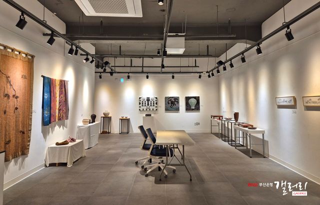 BNK부산은행(은행장 방성빈)은 5일(목), 신창동에 위치한 ‘BNK부산은행갤러리’에서 겨울의 평온함과 아름다움을 담은 전시회를 준비했다고 밝혔다 ⓒBNK부산은행