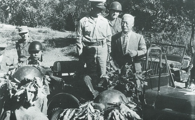 보병 9사단을 시찰하여 장병들을 격려하는 대통령 (1951년 9월) 이승만 대통령은 6.25전쟁기간 동안 279회의 전시연설을 하였으며 이는 3일에 한 번 꼴이다 (사진=이승만기념관)