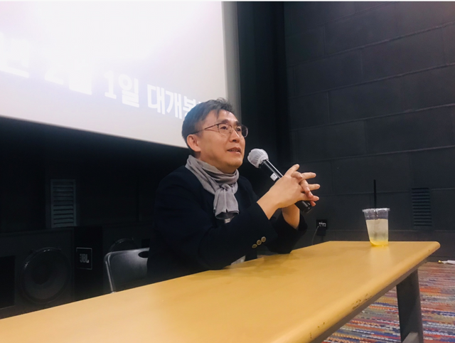 영화 '건국전쟁'의 김덕영 감독이 시사회를 마친 후, 관객과 소통하고 있다 (사진=오수진 기자)