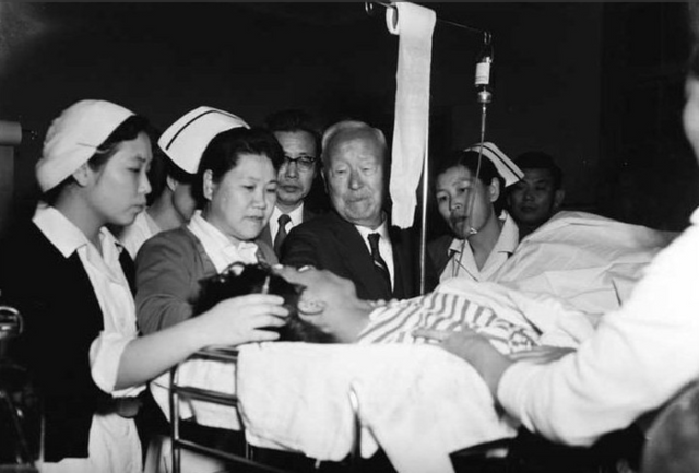 4.19 직후, 1960년 4월 23일 서울대학교 병원을 찾아 발포에 부상한 학생들을 위문하는 이승만 대통령. 다친 학생들을 보고 그는 울음을 터뜨린다. 해당영상은 2015년에야 대중에 공개 되었으며 본 영화를 통해서 확인할 수 있다 (사진=이승만 기념관)