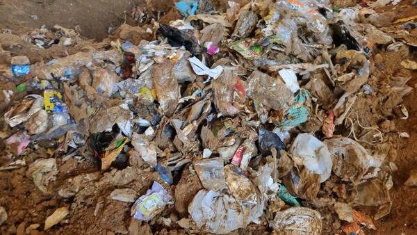 하동 옥종면서 발견된 생활폐기물 (사진=하동군)