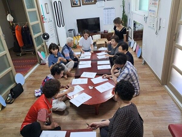 충주시가 평생학습의 활성화를 위한 '2024년 평생학습 우수 동아리 지원사업' 대상 동아리 모집을 시작한다고 26일 공고했다 (사진=충주시)