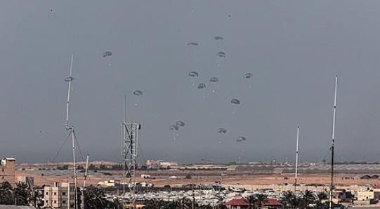 팔레스타인 가자지구에서의 인도주의적 위기가 심화되는 상황에서, 미국이 구호품을 공중에서 투하하는 방안을 검토하고 있다는 소식이 전해졌다