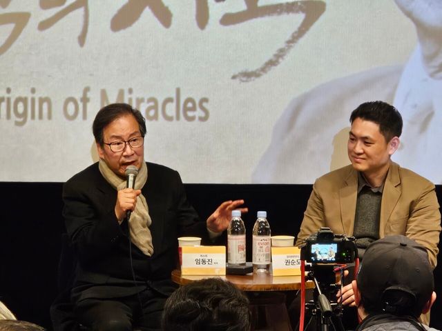 배우 임동진(왼쪽)과 권순도 감독(오른쪽)이 영화 '기적의 시작' 상영 후 관객과의 만남의 시간을 갖고 있다 (사진=오수진 기자)