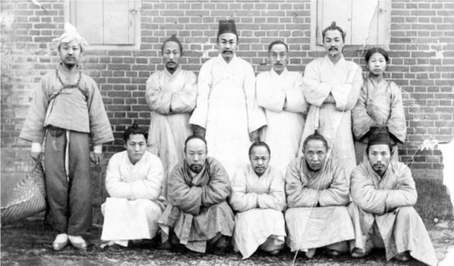 1903년 한성감옥에 수감된 당시 죄수복을 입은 28세의 우남(왼쪽)과 53세의 월남(앞줄 오른쪽에서 두 번째). (사진=이승만기념재단)