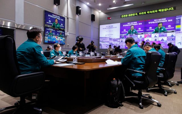 중대본 회의에서 전공의 복귀 재촉구하는 복지부 장관