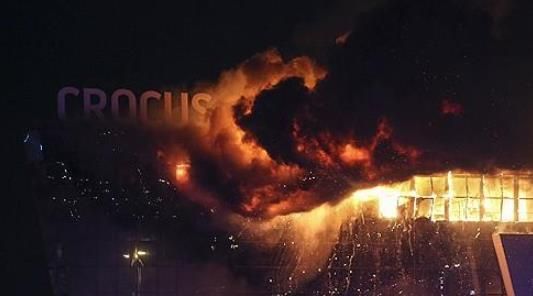 지난 금요일 밤, 러시아 모스크바 외곽에 있는 크로커스 시티 홀에서 록 밴드 공연을 기다리던 사람들은 갑자기 들려온 총격 소리와 폭발음, 피 냄새에 혼란스러워했다.