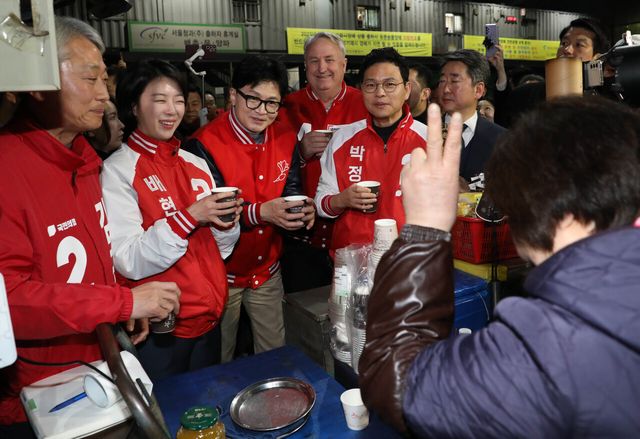 국민의힘 한동훈 비상대책위원장이 28일 새벽 가락동 농산물시장에서 배현진(송파을),&nbsp;박정훈(송파갑), 김근식(송파병) 후보,&nbsp;인요한 국민의미래 선거대책위원장 등과 4·10총선 선거운동을 하고 있다.