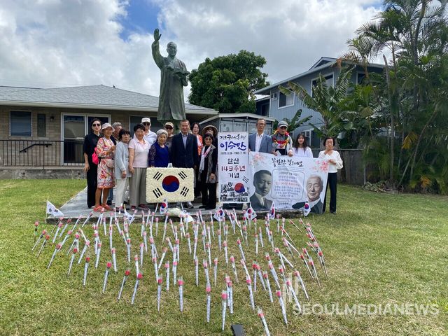 지난 26일 이승만 대통령으 탄신 기념일에 맞춰 멀리 한국에서 부터 이승만 대통령을 찾아온 한국인 여행객을 포함한 시민들이 자발적으로 하와이 한인기독교회를 방문해 이승만 대통령 동상 앞에서 기념촬영을 하고 있다.