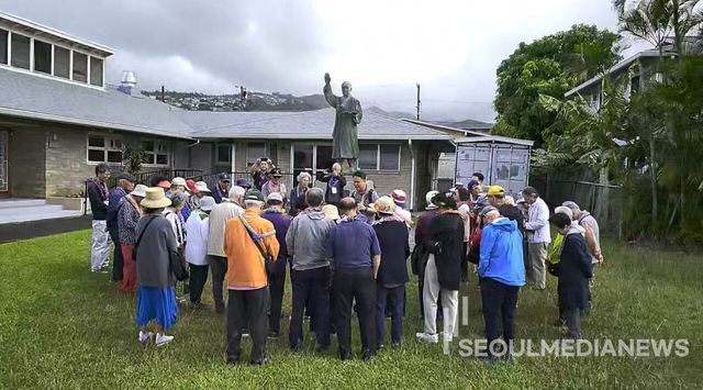 교민 40여명이 캘리포니아 어바인에서부터 이승만 대통령의 손길이 베어 있는 '하와이 한인기독교회'를 찾아, 교회를 둘러보고 이승만 전 대통령 동상 앞에서 묵념하고 있다.