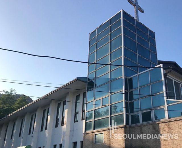 서울 종로구 인왕산 자락에 세워진 '하와이 한인독립기독교회'. 하와이에 있는 '한인기독교회'와 쌍둥이 교회로 지어졌으나 그 역사적 가치를 인정받지 못하고 지난 2023년 10월 25일 서울 종로구청에 의해 철거되려다 논란이 일자 현재는 중지된 상태이다. 여전히 철거 위기에 있다.