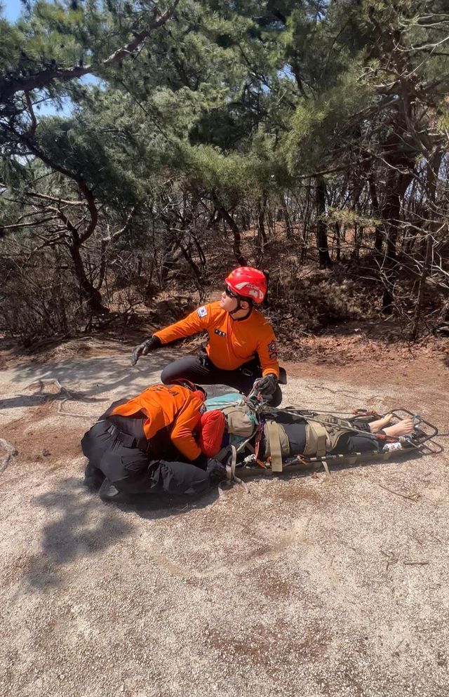 불암산에서 구조작업을 하는 대원들