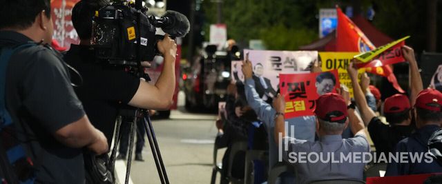 '윤석열 지키는 사람들' 삼각지 맞불집회 현장